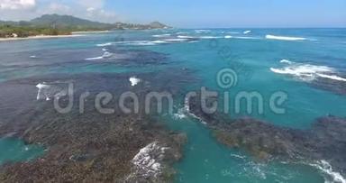 未触及的美。 空中拍摄美丽的海浪和珊瑚礁。 自然的异国美景.. 4k